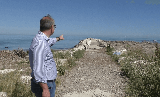 Pesaro - Foce del Foglia in Baia Flaminia tra relitti di barche e pennello sconnesso
